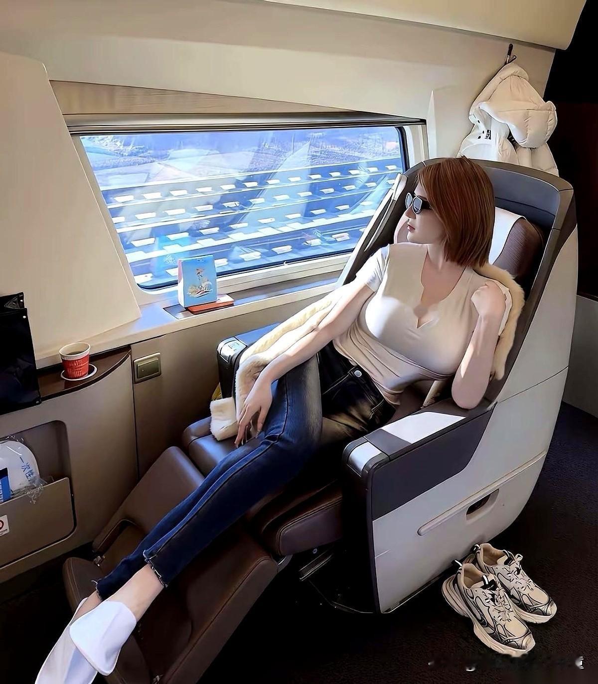 飞机头等舱航班取消被航空公司安排的高铁商务座看看这个高级不旁边还有美女作陪