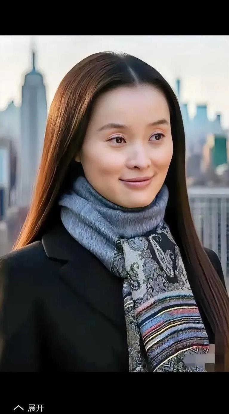 为什么大家都说吴越演技好？看看她九三晚会《松花江上》一嗓子！在这场晚会的《松花