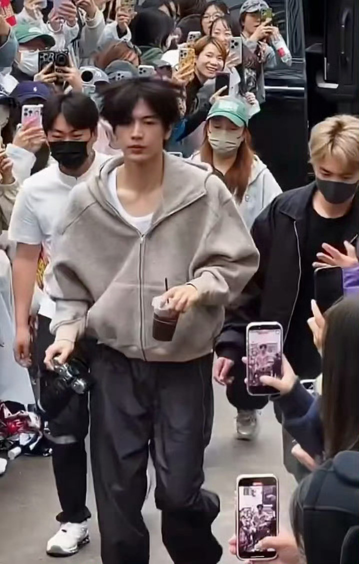 张凌赫✖️《归鸾》剧组上班路透张凌赫素颜状态