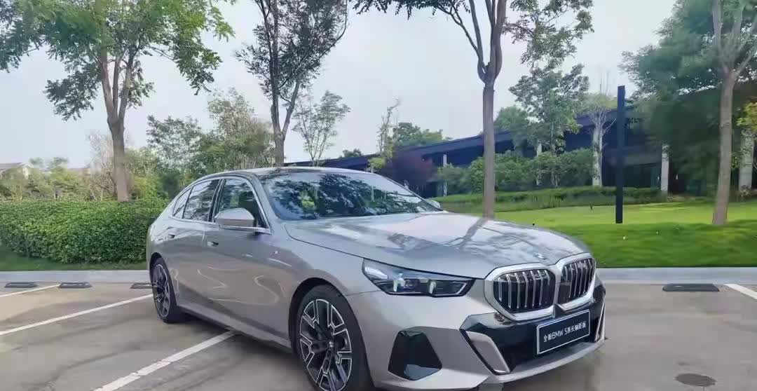 哥们儿问我，现在入手一台宝马5系Li，出门还能镇得住场子不？我乐了。说实
