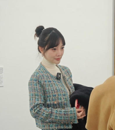 45岁李小璐在北京看艺术展，她扎着丸子头，穿着高领毛衣，身材太好了，皮肤好白嫩，