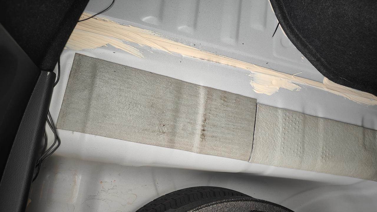 轩逸经典备胎槽我今天一看打了这么多胶还打得很随意