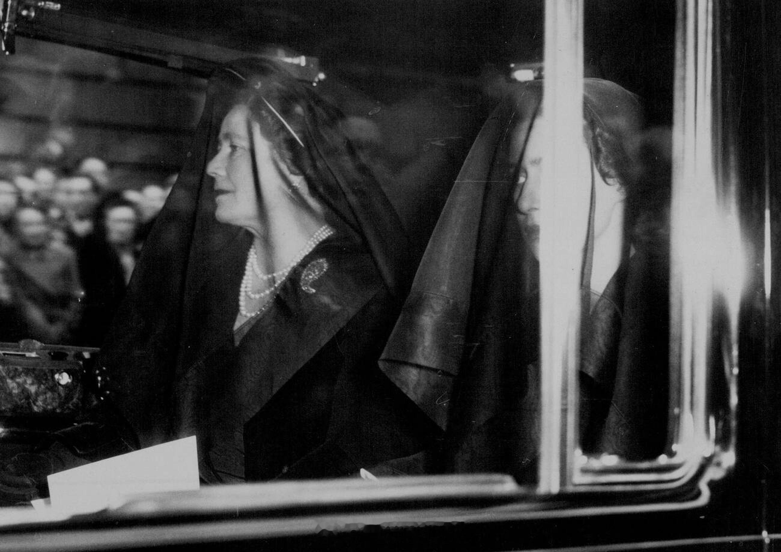 英国王室1953年3月29日，结束玛丽王后的瞻仰仪式之后，伊丽莎白王太后和玛