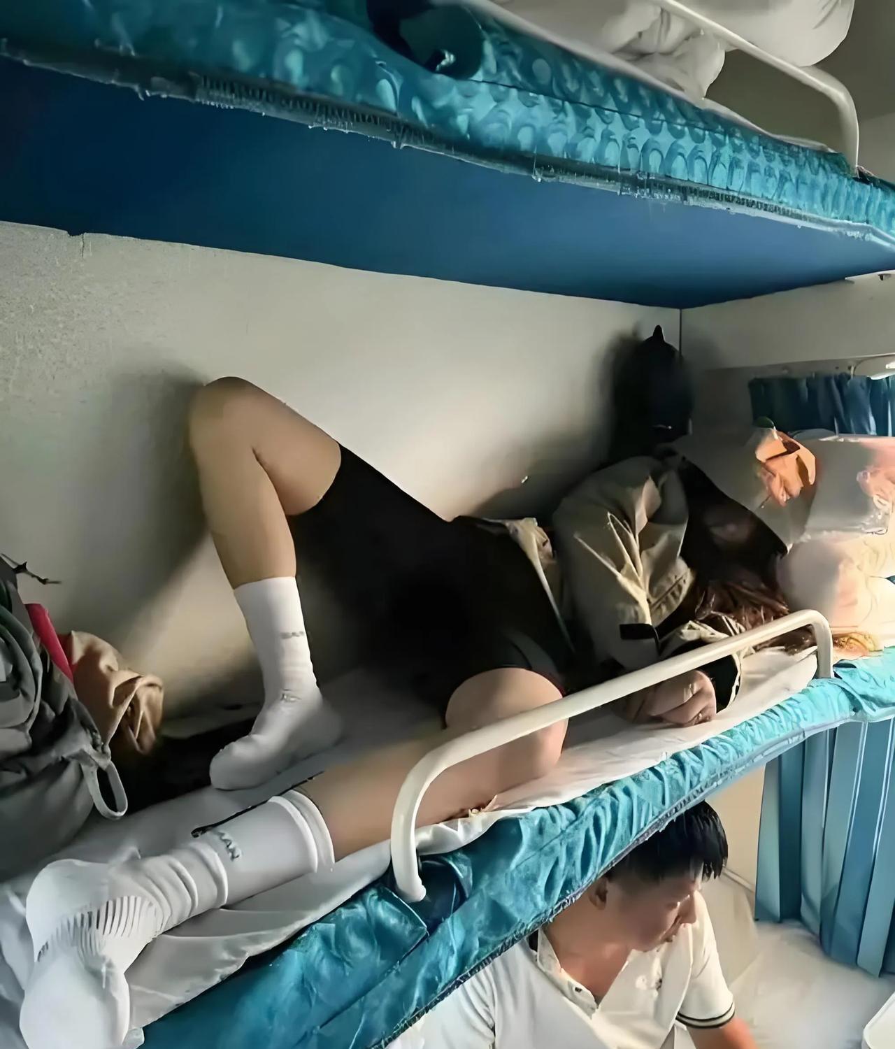 #坐火车卧铺会脱衣服睡觉吗#我一年到头出差不少，自然而然做火车也不少，夏天没必脱