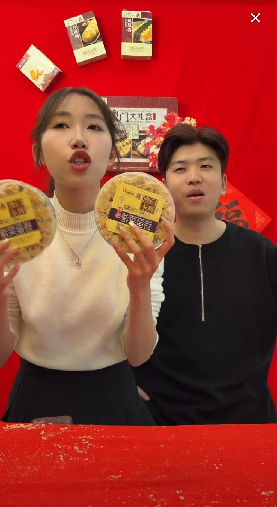 叶锐聪的姐姐和未来姐夫在家中进行带货直播，此次主推澳门手信。由于姐夫常往来于澳门