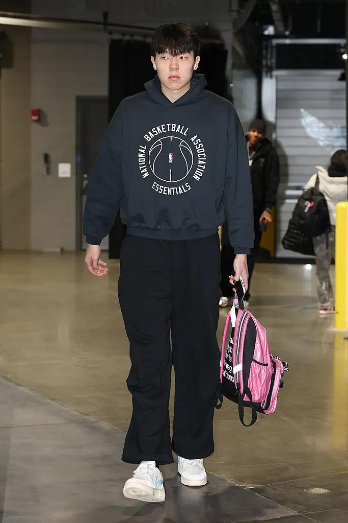 你以为2分1板是笑话？我看着却是地基。计时器走到两分半，杨瀚森套着训练服啃手