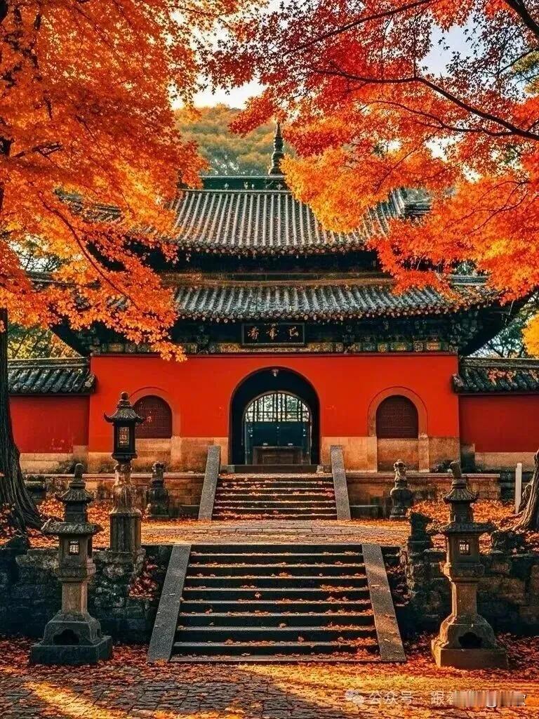 上联:秋菊枝头艳下联:霜枫叶上红横批:金秋烂漫