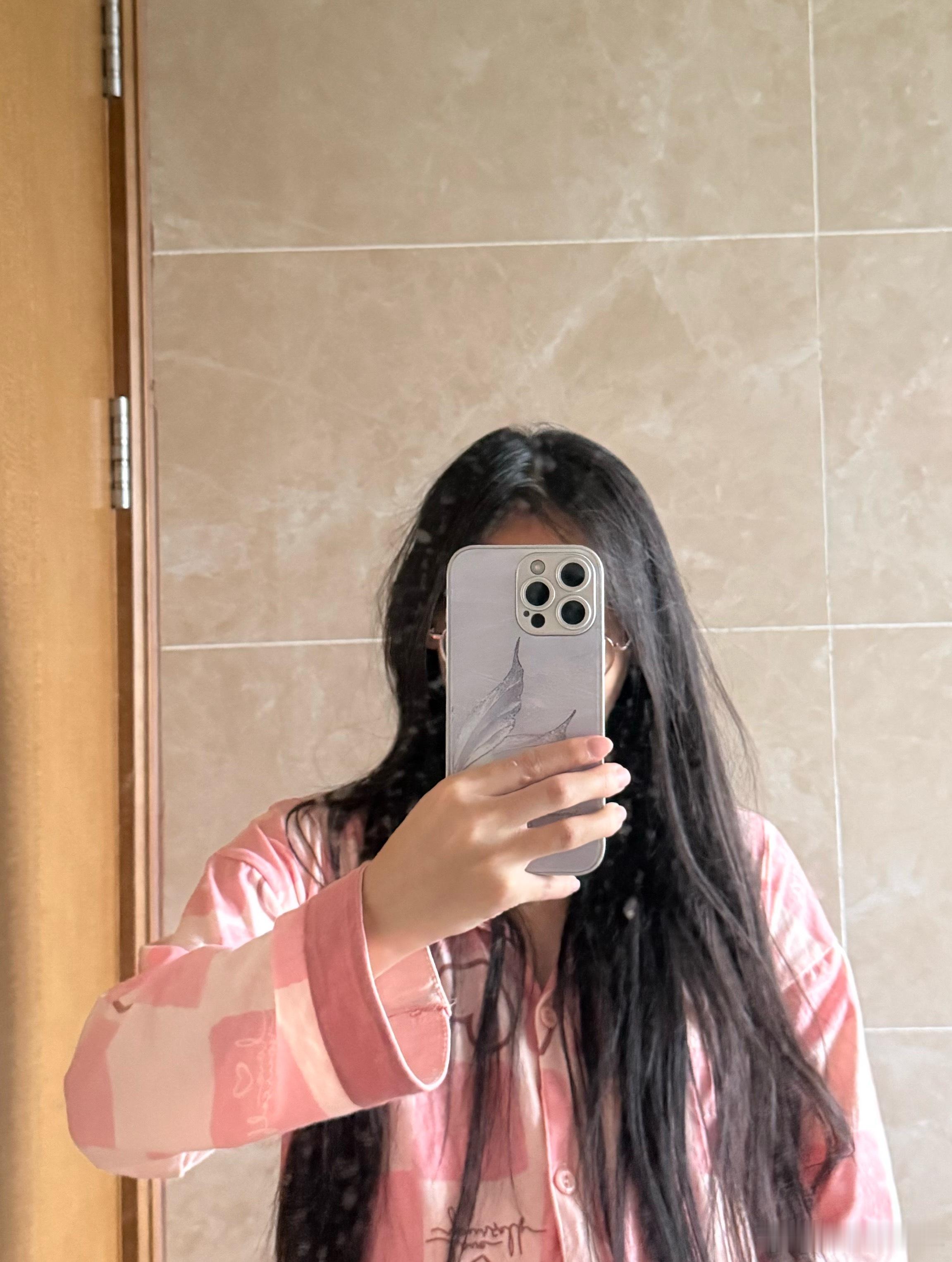 图1产前，图2是刚生完，请问产后掉发怎么办？现在是碰一下就掉这么多，头都快秃了