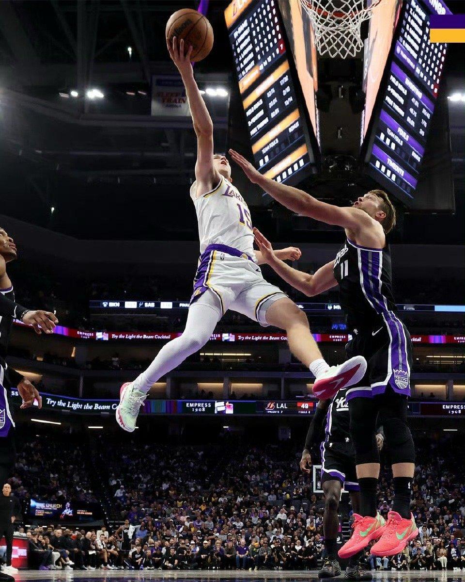 全场比赛结束,湖人127-120战胜国王,拿下两连胜!里夫斯51分11篮板9助攻