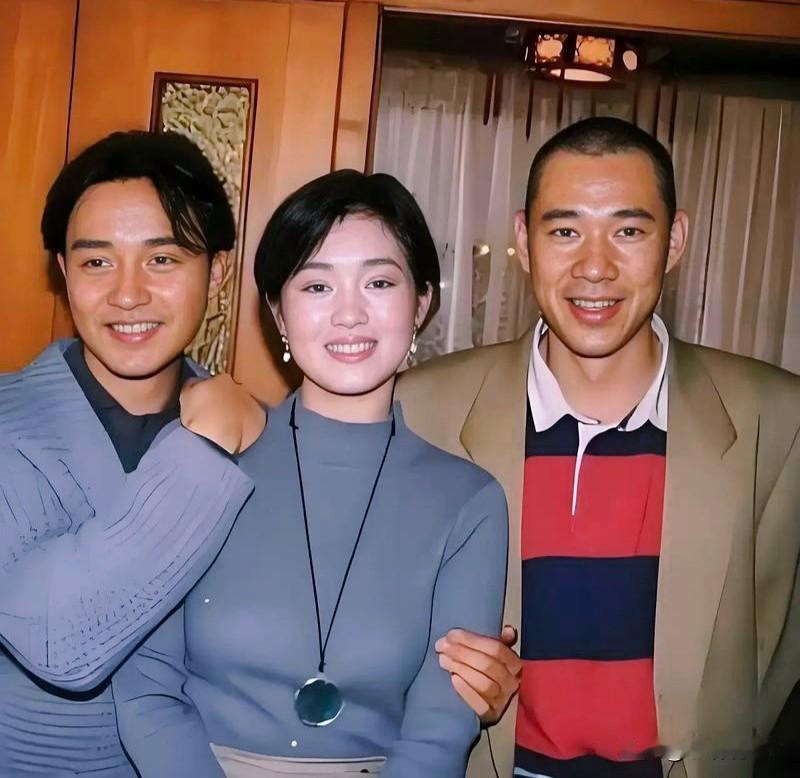 这是1995年张国荣与巩俐和张丰毅的一张合影！当时哥哥39岁，英俊潇洒。巩俐30