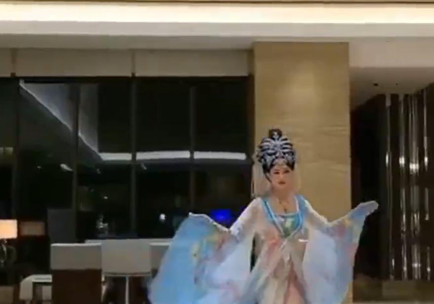 百万网红罗大美遇害案二审今日开庭，事发至今29个月了，罗大美的遗体还未下葬。目