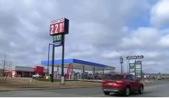 美国资本家处处压榨彩民。近日，美国一彩民中奖超18亿美元彩票，但是如果选择一次性