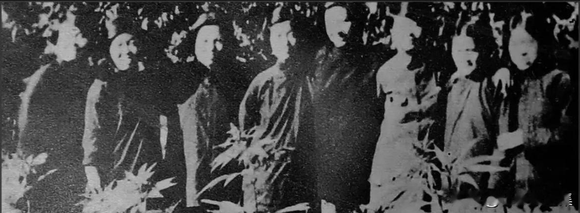 1940年秋，在华北敌后抗日根据地，浦安修同志（右四）与其他北方局妇委的同志们