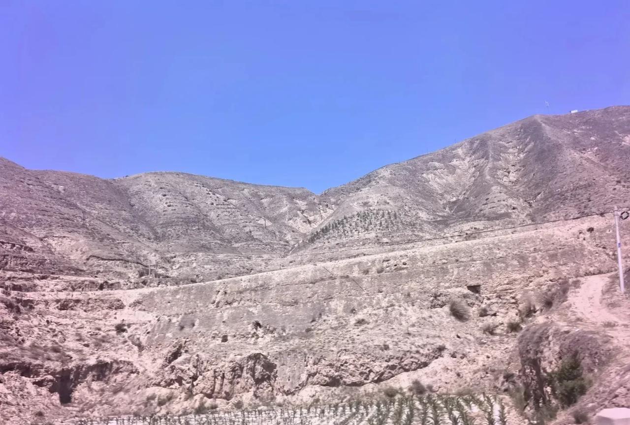 1、钱是千万不能乱花的。老人常说：吃不穷，穿不穷，没有计划一生穷。一定要牢记，花