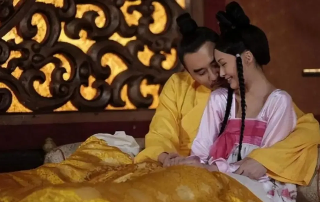 夜深人静，大明宫灯火如豆，唐太宗李世民辗转反侧，迟迟未能入眠。他唤来太监，传令召