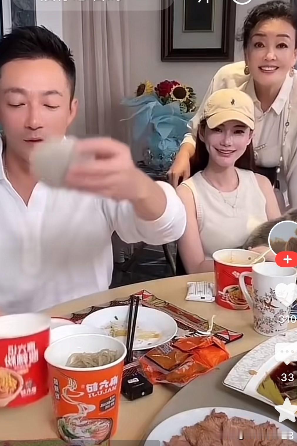 一家人又在作秀了，婆婆对儿媳妇宠溺的样子，怎么看也不像有矛盾啊！也许明星家庭