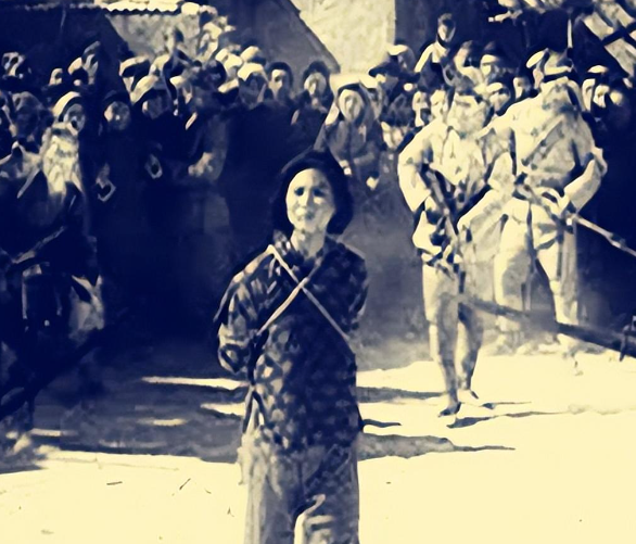 1950年，丁佑君被土匪轮番侵犯一整夜。随后，敌人又扒光她的衣服，给她灌辣椒水、