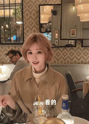 刘诗诗在私底下吃饭都得保持优雅，感觉好累啊！刘冲问她头发是真的还是假的，杨紫在