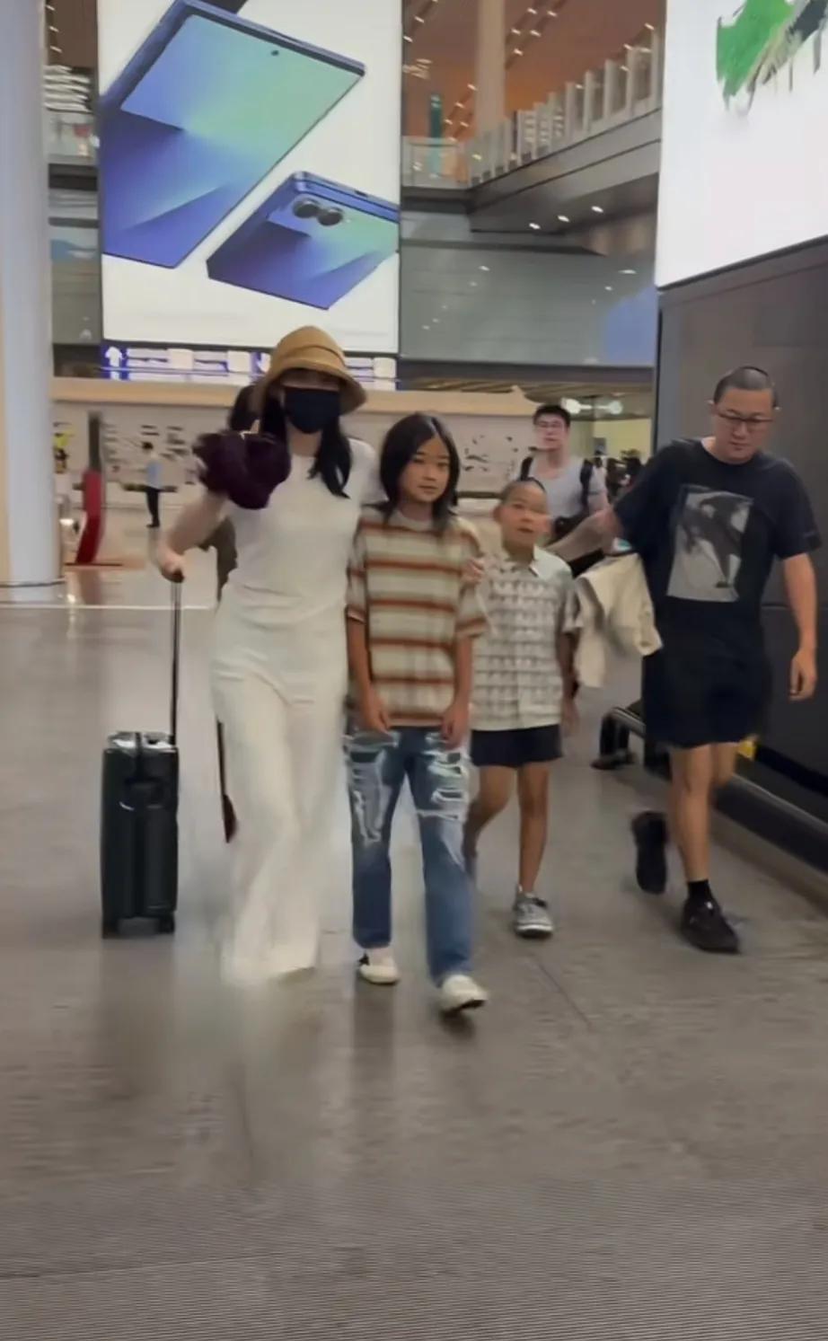梅婷一家四口现身机场，梅婷白到发光俩孩子都黑黑的，但女儿和妈妈一样漂亮，儿子像