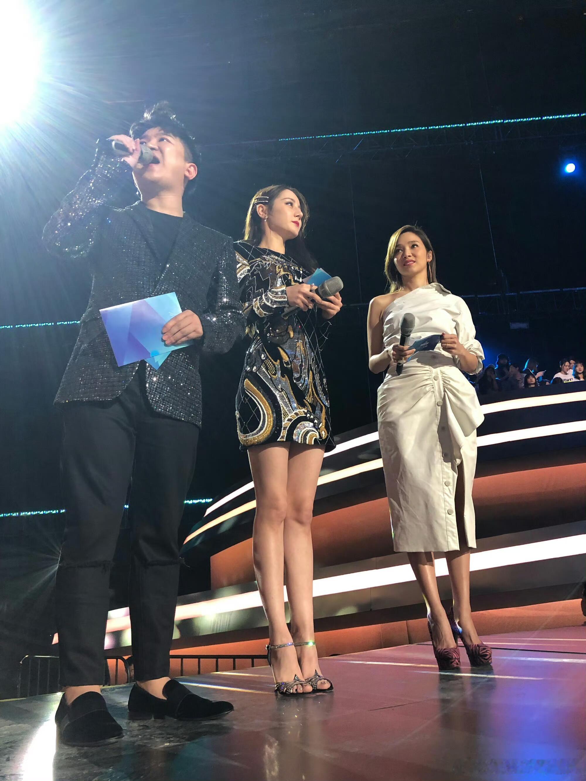 迪丽热巴2019创造营总决赛造型好美的主持迪