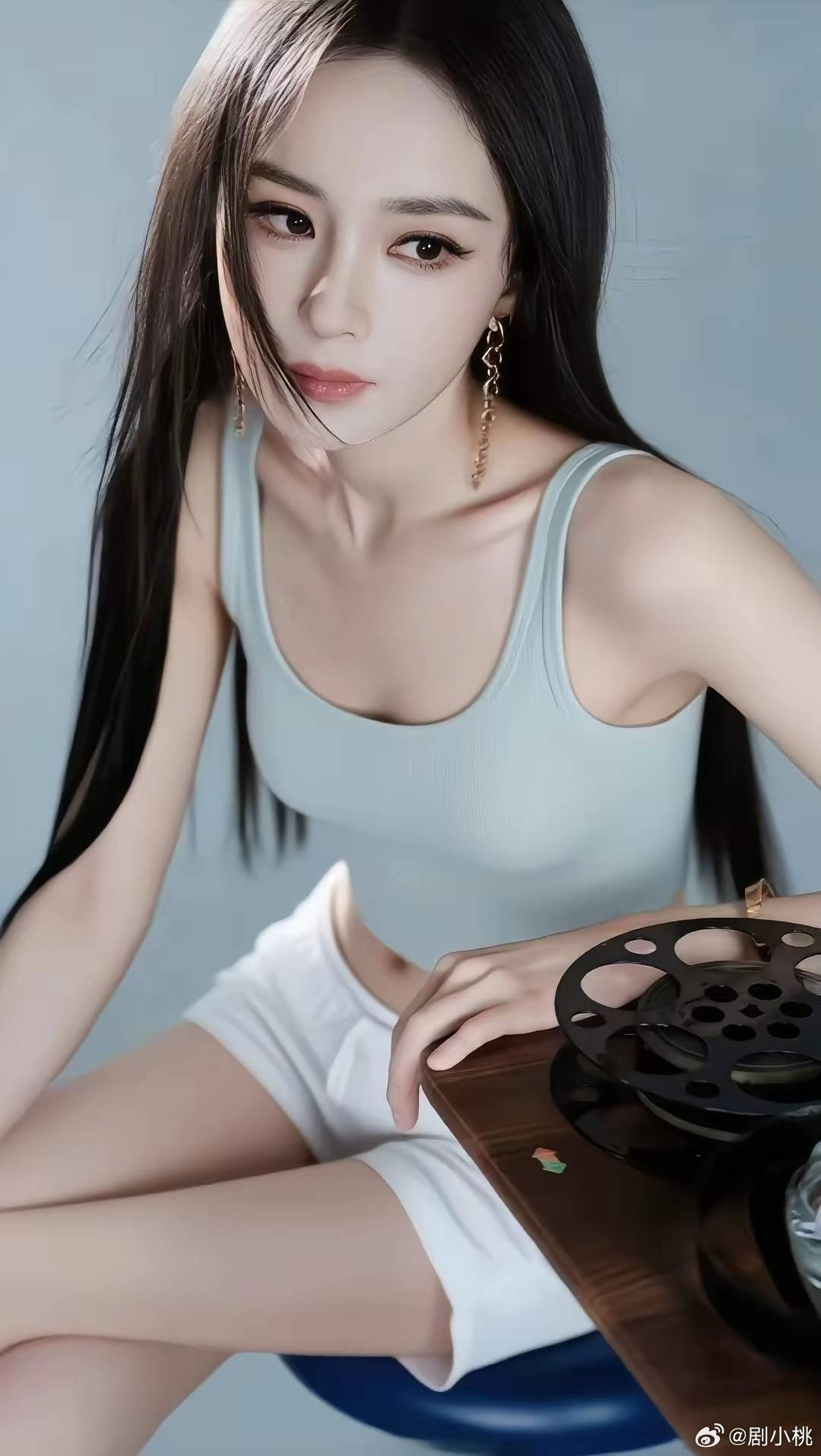 1.杨幂自己出来单干后特别拼，经常跑各种饭局，就为了争取资源来扶持自己签下的艺