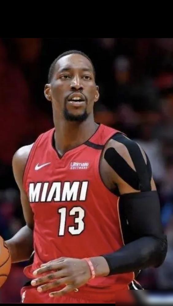 疯了！阿德巴约竟然对科比的81分动手了。他疯狂出手43次，硬是在奇才头顶凿出83