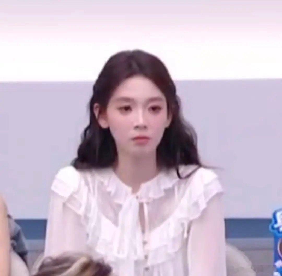 陈瑶就算犯困腰也挺得直直的，全程没有玩手机