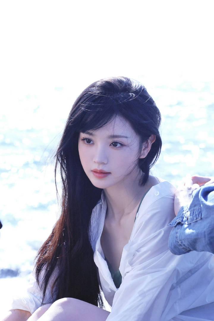 田曦薇：沐浴在阳光下的美人鱼🧜‍♀️。