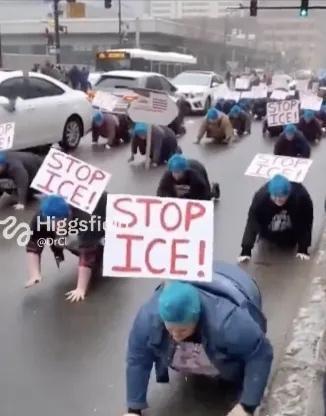 美国人怕被射杀，选择跪爬抗议，把护照、驾照绑脑门上证明身份。画外音：别开枪，我们