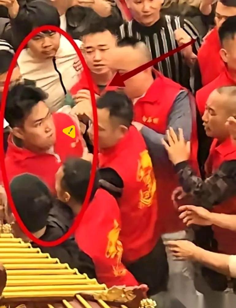 去年也是他，今年还是他。身上刚请了神，扭头就要冲过去打人。打的谁？打那个小妈祖