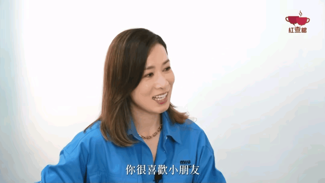 佘诗曼这段采访真的戳中好多人。年轻时谁没幻想过一大家子的热闹？她想生一个足