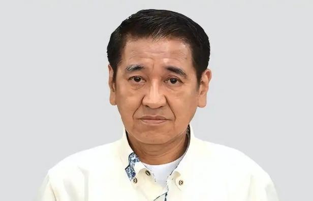 2026年8月4日，74岁的屋良朝助站在冲绳县厅记者会上，正式宣布参加9月13日