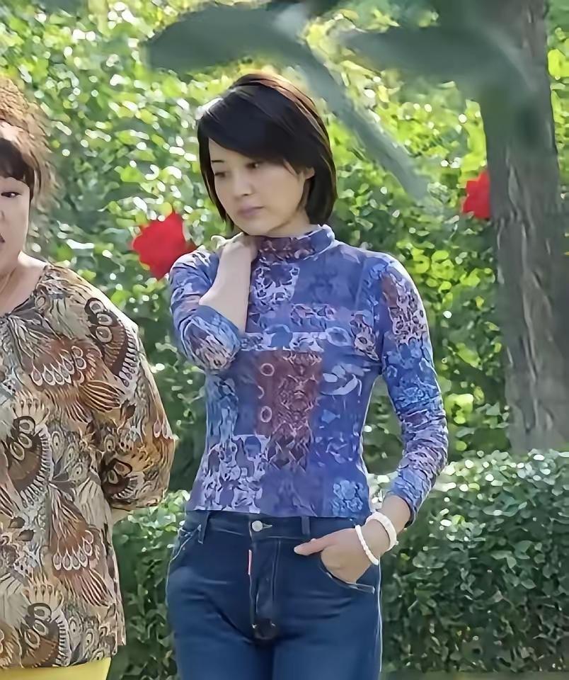 穿牛仔裤不绑腰带的许晴，她要把自己留给谁？自从上一段感情失败之后，许晴已经很久没