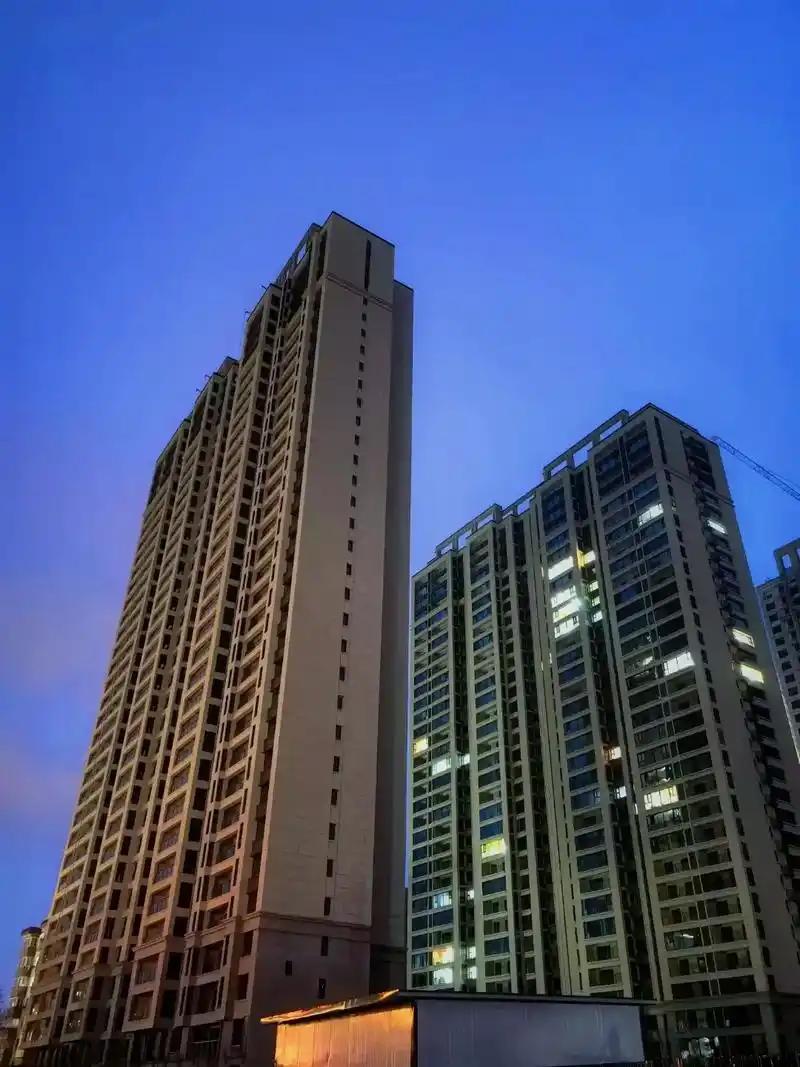 13年前买了一套34层的房子，到头来却是空中楼阁，开发商说房子只盖到32层。房子