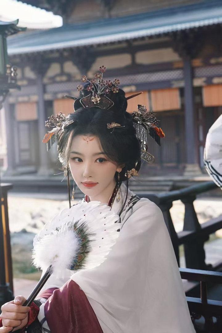 孔雪儿的听歌取向是有节奏的痛一边痛一边摇，破碎感里带股劲儿。孔雪儿你听歌的口味
