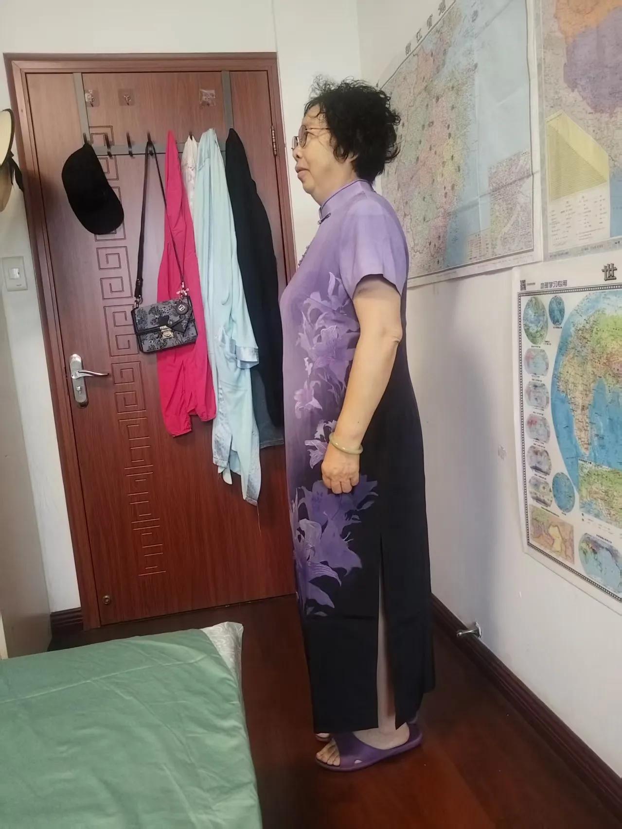 估计是她穿旗袍，比穿别的衣服好看，她才会晒出照片吧！大妈晒出她穿旗袍的样子，