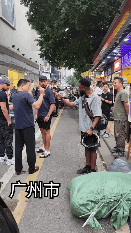 广州街头，一名黑人男子当街与路人发生争吵！由于两个人语言不通，这名黑人男子嘴里