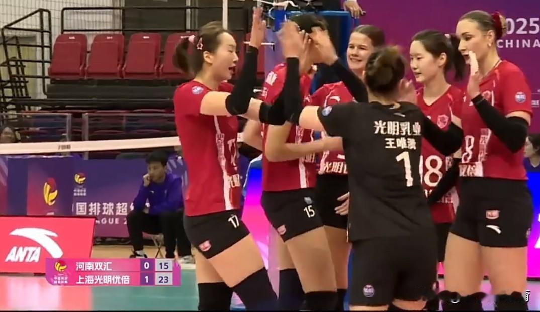 蔡斌教练依然是国家队那套战术，准备一套阵容打满整个联赛！不知道上海女排是在怕什么