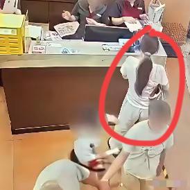 长沙一4岁男童餐馆过道碰到一女生屁股，女生反手揪住小男孩的衣领，导致他受伤，现在