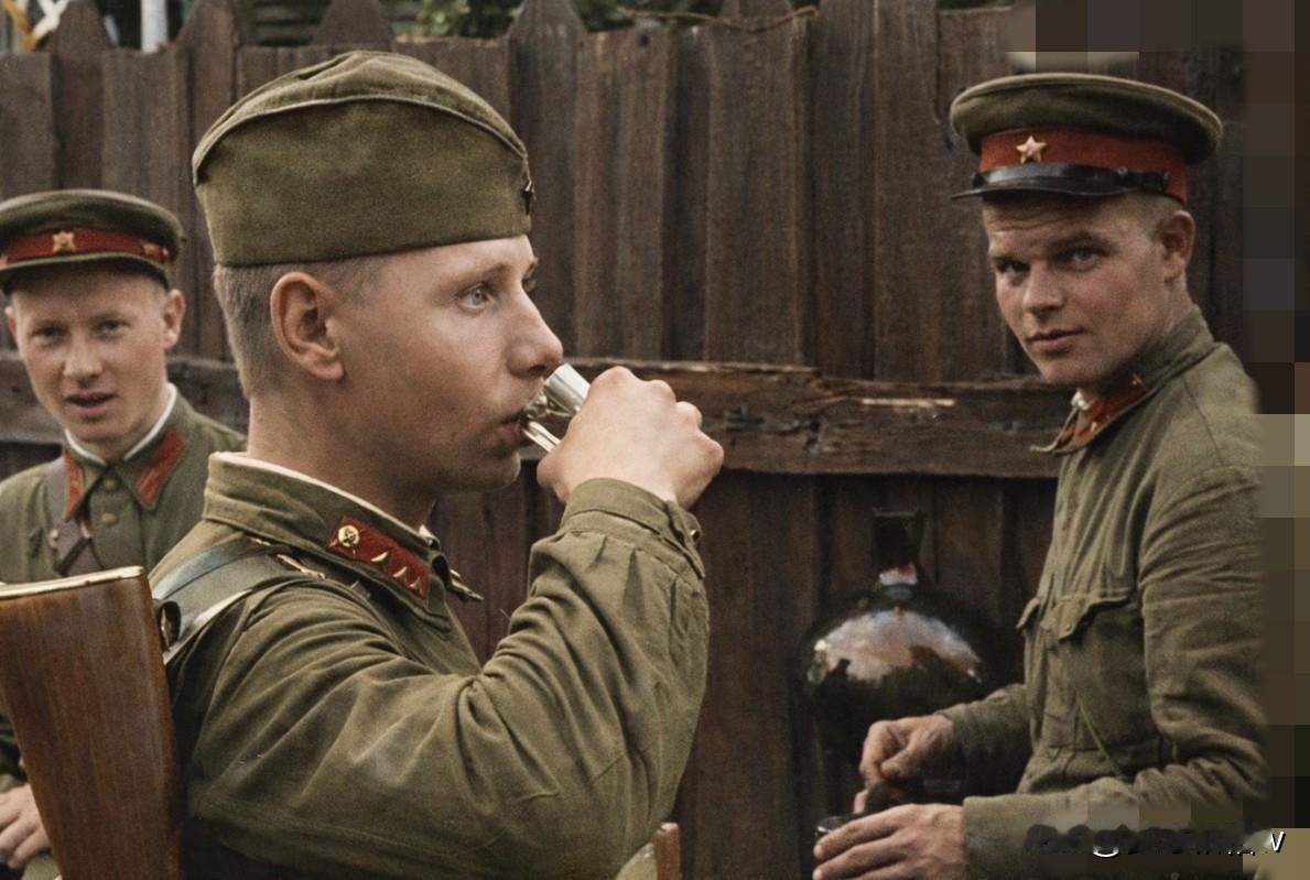 第二次世界大战时期苏联军队确实每天定量的向士兵们提供酒精饮料。不过需要说明的