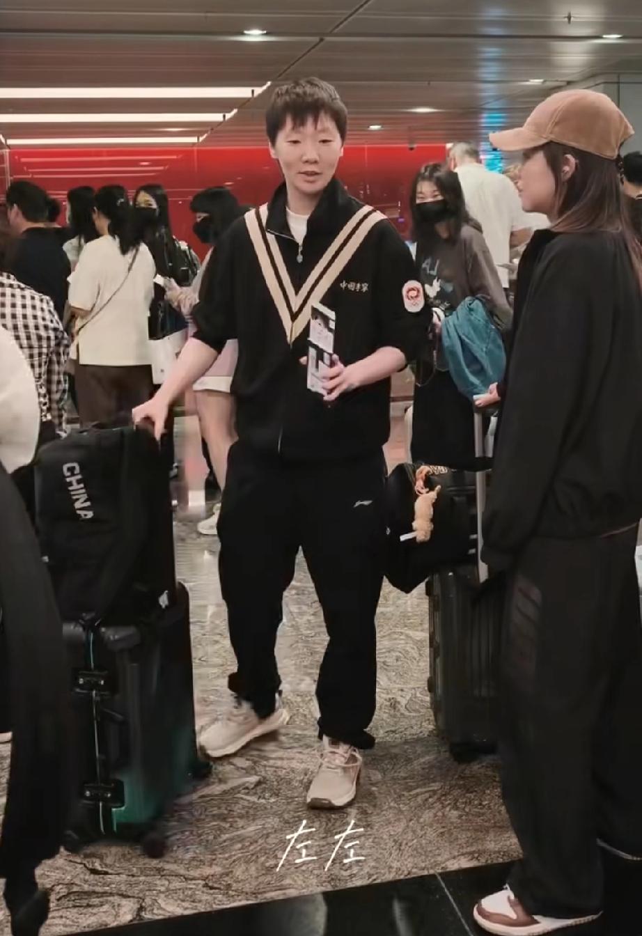 新加坡机场，与陈幸同一起排队聊天等待安检的王曼昱！同同和曼昱还是太熟了！平时看