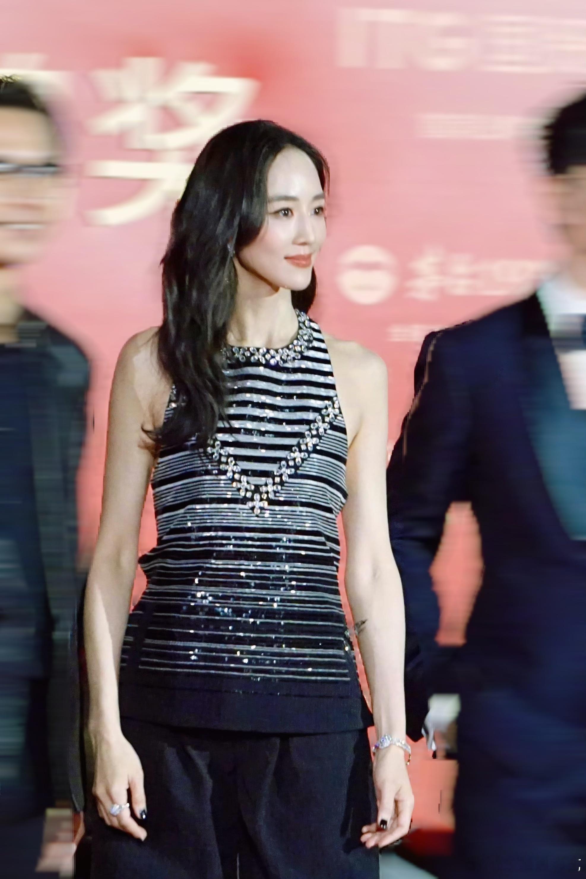 咱就是说张钧甯好能打的状态，随便哪个角度都是很美的呀，真的是感受到姐姐从从容容