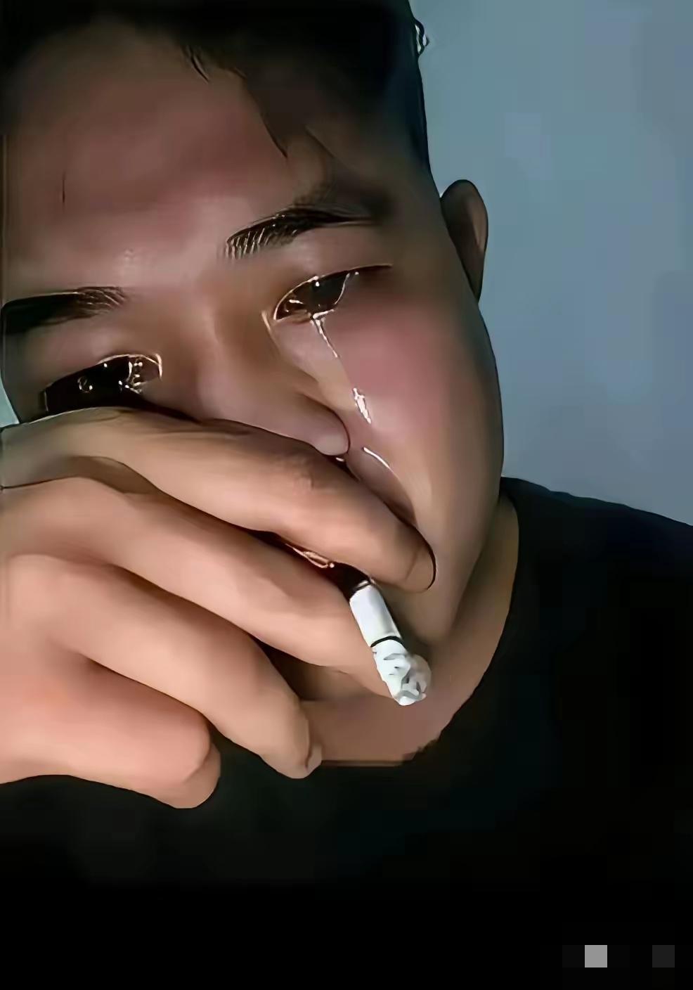 武汉19岁的小陈，母亲几年前去世了。家里就只有他和父亲了。天有不测风云，人有旦夕