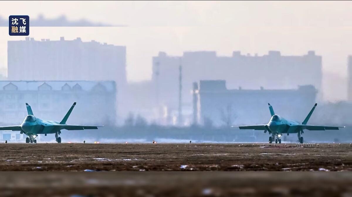 沈阳歼-35新年第一飞，官媒大张旗鼓的报道中。鉴于福建舰甲板上还只停着两三架歼三