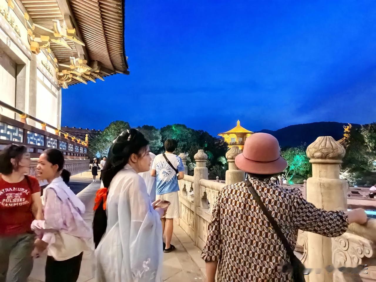 “五.一”节去襄阳旅行，出行、购票、吃饭都挺方便，那里的饭菜也美味。就是有一点令