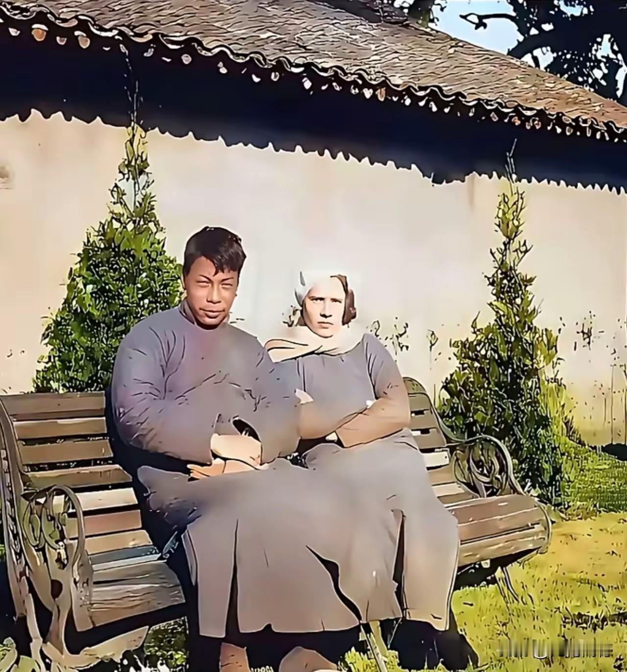 小蒋和他的俄罗斯妻子，穿着长袍大褂，坐在这个长条椅子上留下了这张合影，当时他们穿