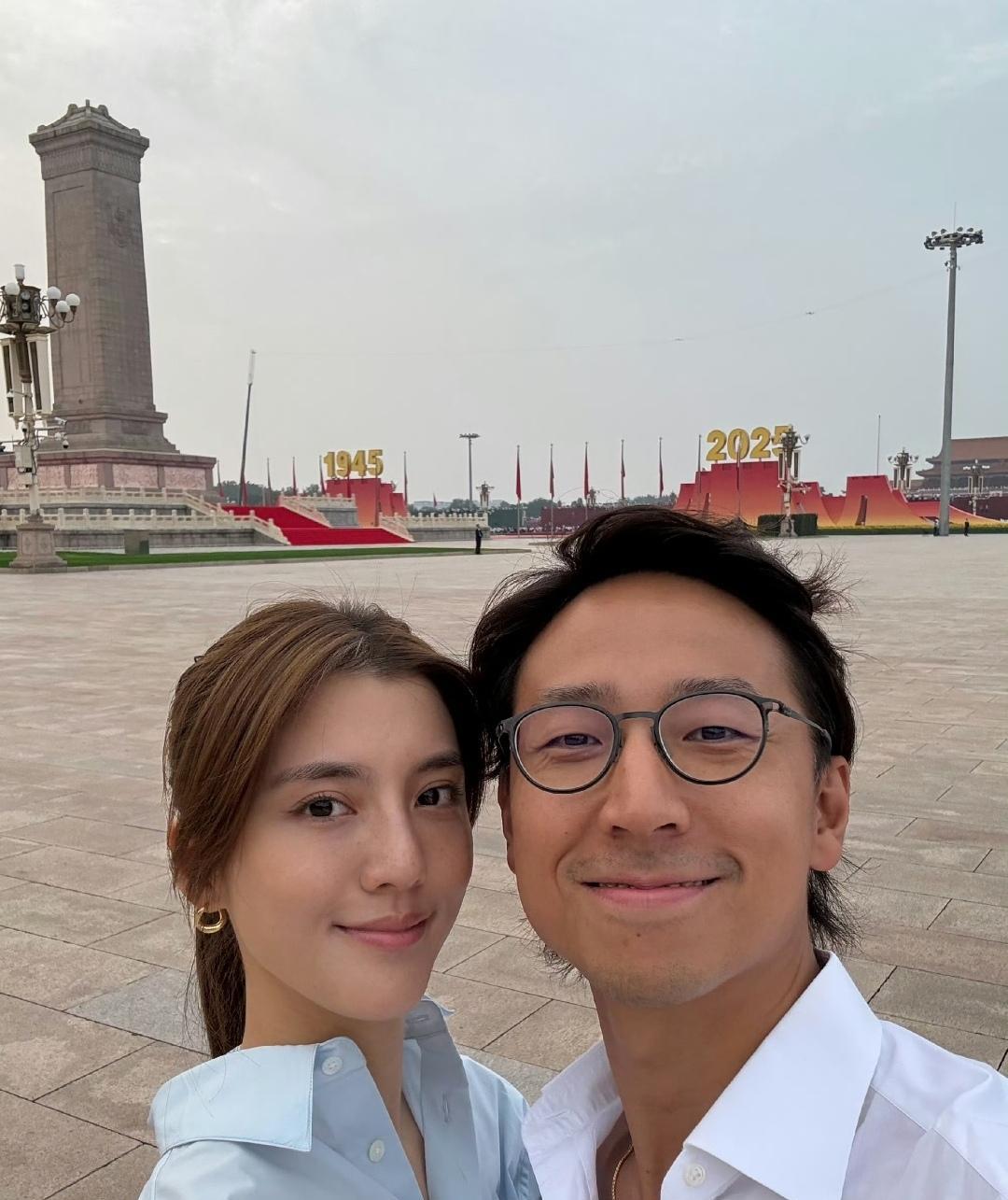 张曦月这次没法模仿吴千语了。吴千语和老公施伯雄受邀参加大阅兵的观看典礼。两人在