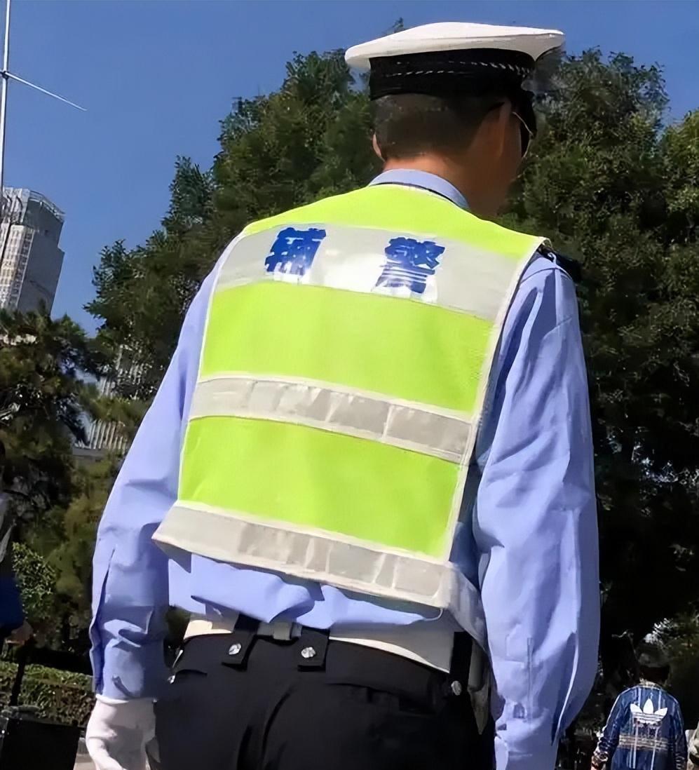 儿子五年前从部队退伍，身体素质挺硬朗，就去考了县里的辅警，没想到还真给录上了。现