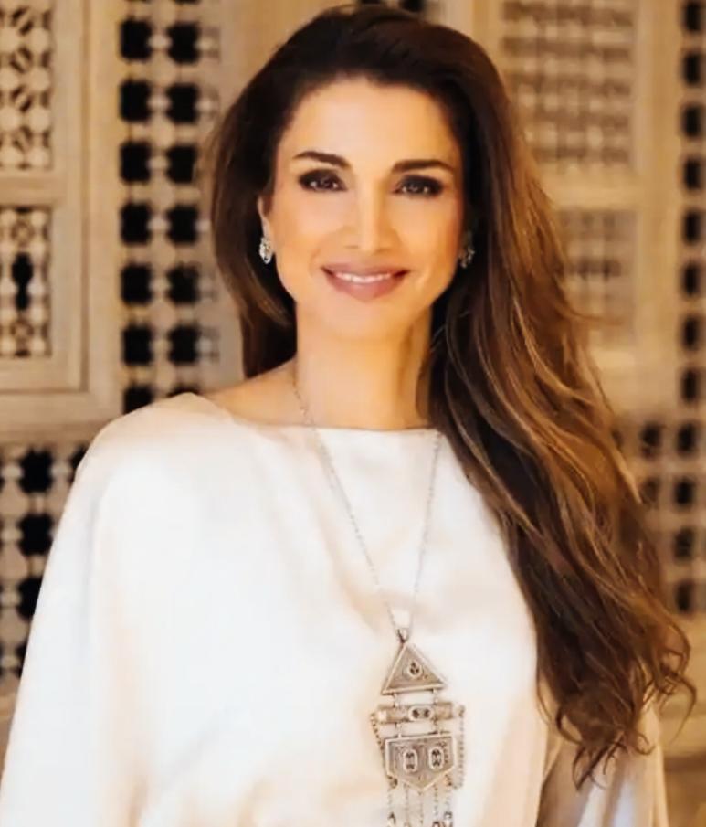 泰国王后苏提达和约旦王后拉尼娅，两人都非常的漂亮！漂亮的颜值只是两人优秀的一方