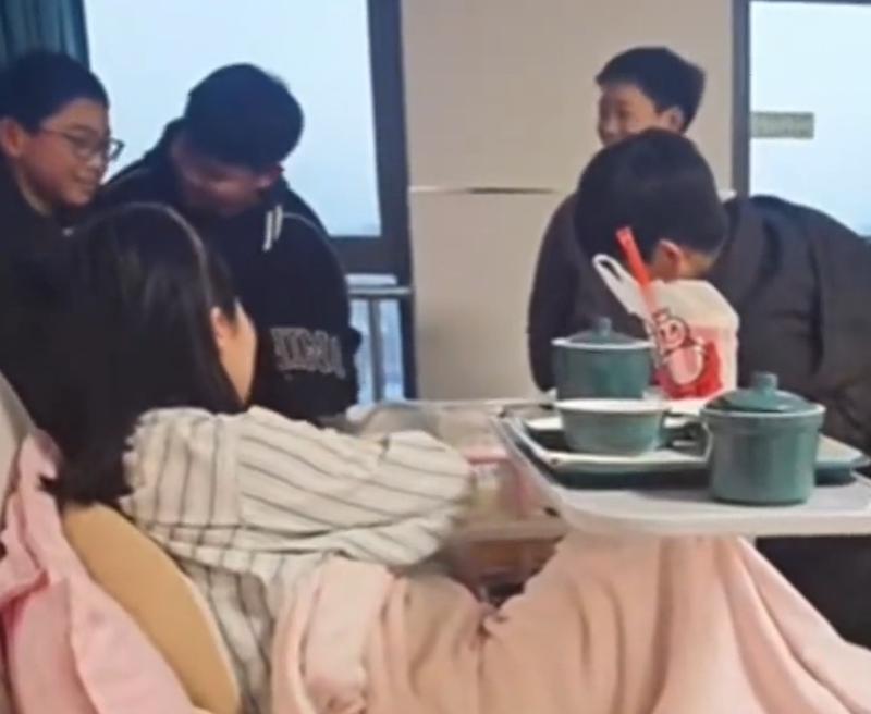 近日，浙江的一位小学老师入院生孩子。生完两天，病房里居然来了几位意想不到的“访客